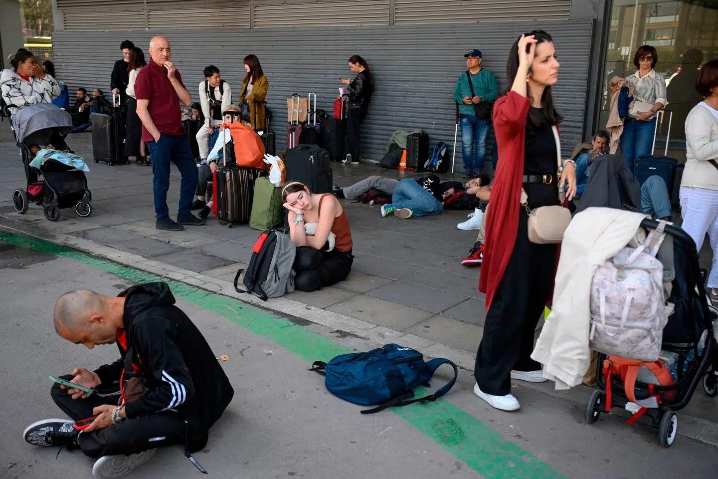 Ventende folk ved en togstation i Barcelona efter strømnedbruddet i går. Foto: Josep Lago, Scanpix