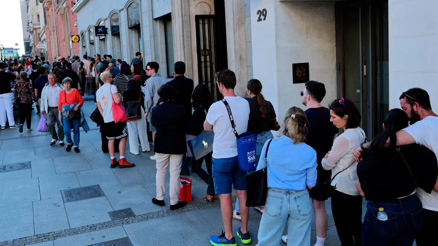 Mandag trak strømafbrydelsen store køer foran hæveautomaterne i Madrid, hvor folk prøvede at hæve kontanter.