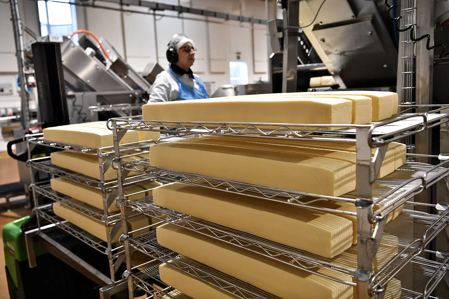 Arla Foods overtager Them Andelsmejeri, hvis konkurrencemyndighederne godkender fusionen. Det er uvist, om Them Andelsmejeris produktion af ost fortsætter lokalt. (Arkivfoto).