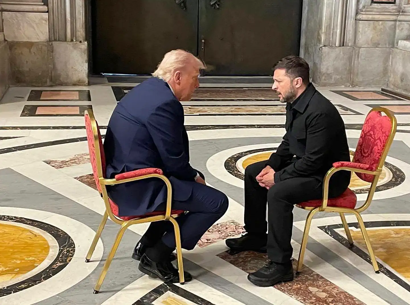 Ingen udenforstående ved, hvad der blev sagt, da præsidenterne Trump og Zelenskyj talte sammen ved Pavens begravelse i Rom for nylig.