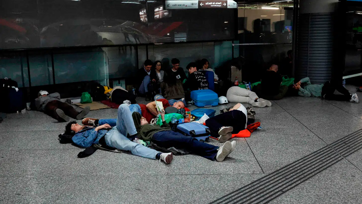 Rejsende blev mandag fanget på stationer rundt omkring i Spanien, da togene ikke kunne køre – her i Madrid.