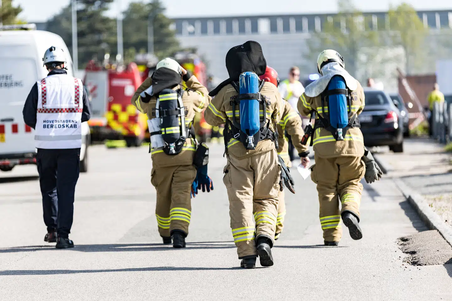 Hovedstadens Beredskab arbejder tirsdag eftermiddag på at slukke en brand, der udvikler giftig røg, på vejen Hedeager i Brøndby.
