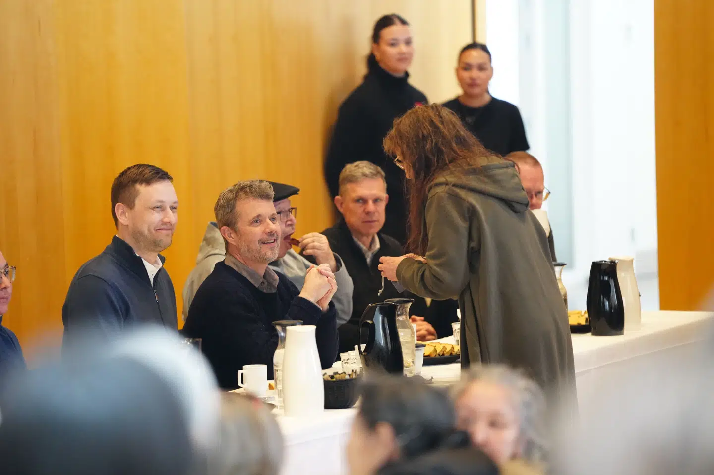 Kong Frederik deltager i en kaffemik i kulturhuset Katuaq i Nuuk tirsdag.