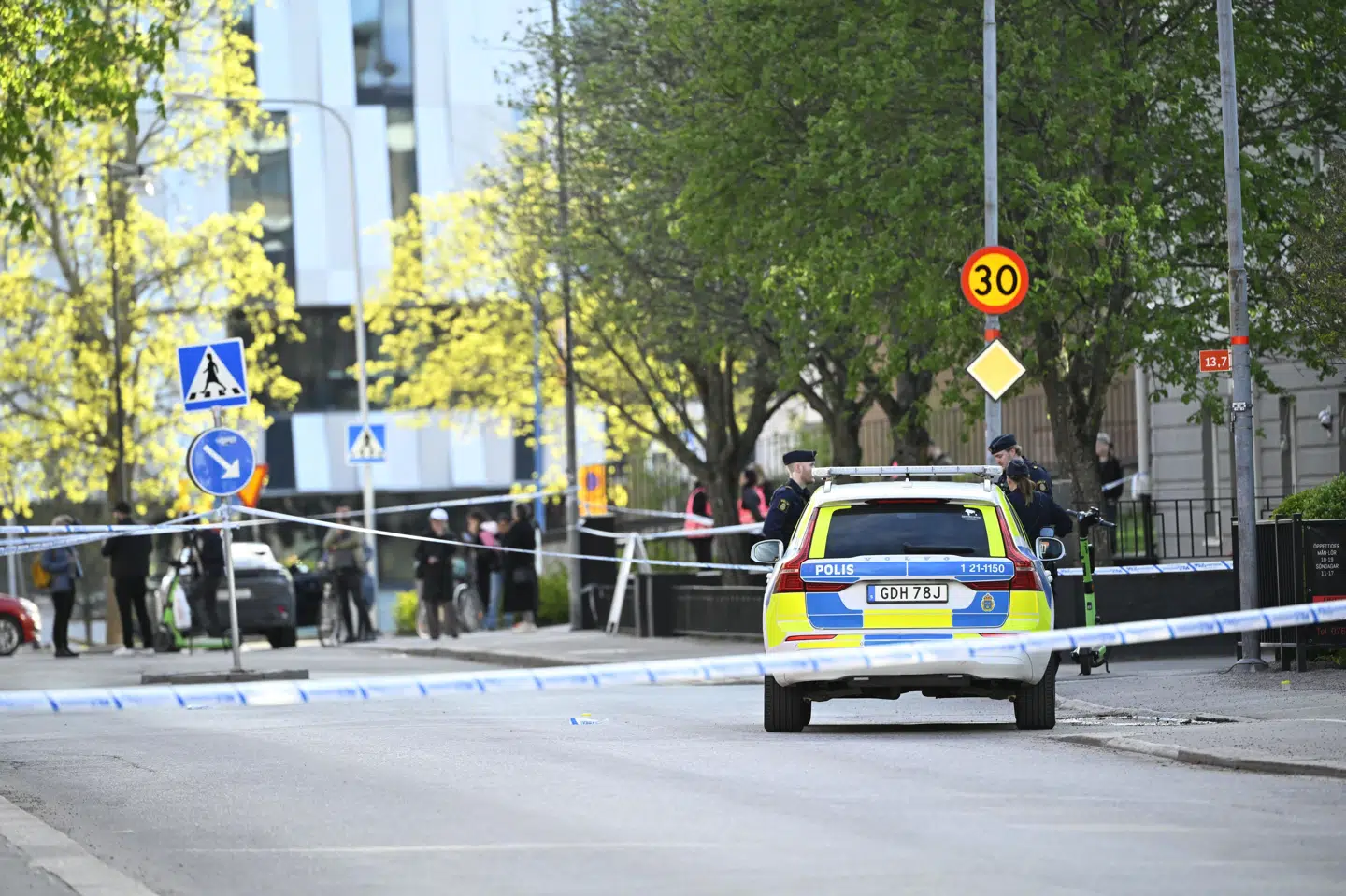 Et større område er spærret af i den svenske by Uppsala efter et skyderi tirsdag, hvor flere har mistet livet.
