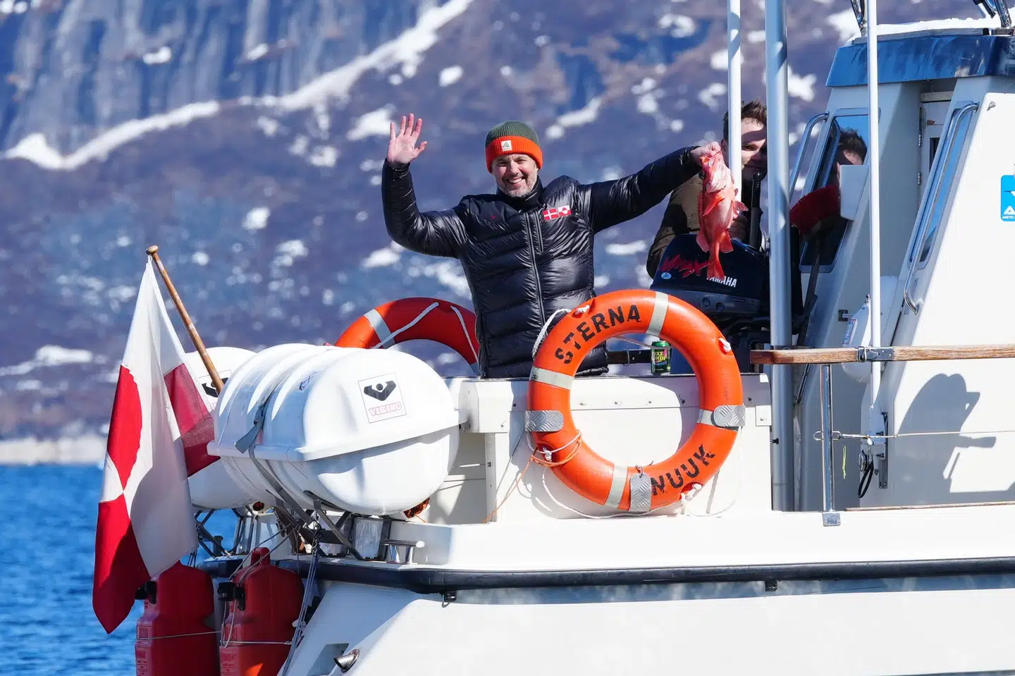 Under en bådtur blev der fanget en rødfisk, som kong Frederik fremviste.