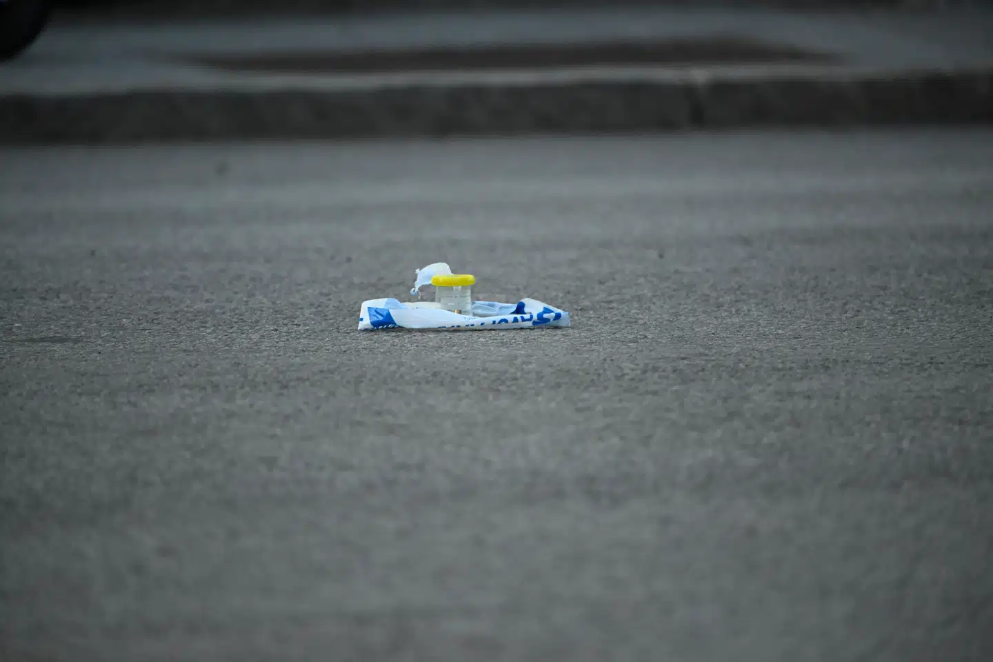 Hvad der ligner patroner, er blevet samlet op på gerningsstedet.