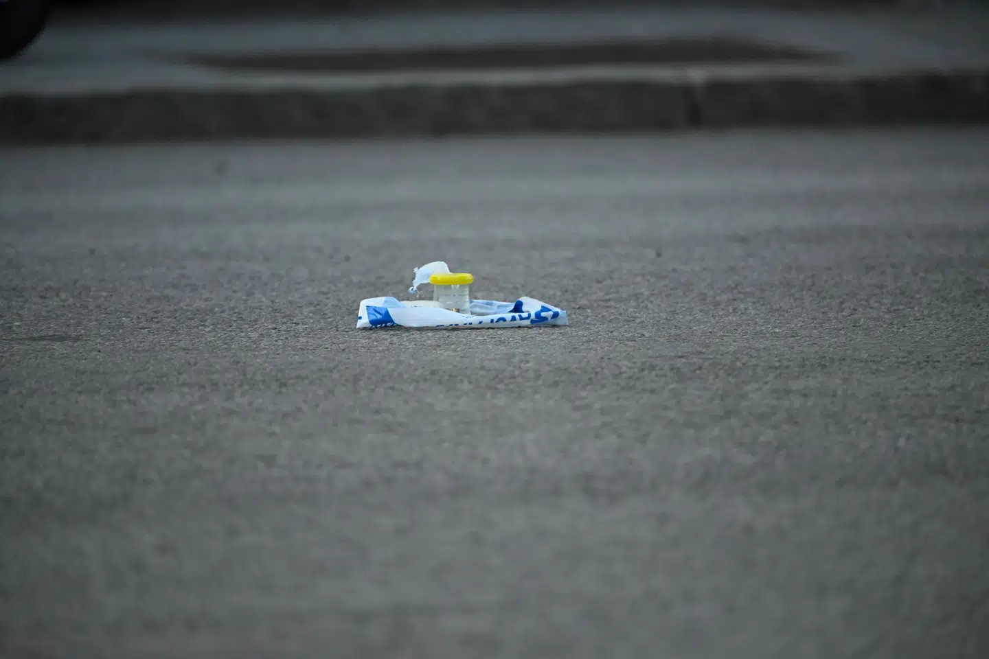 Hvad der ligner patroner, er blevet samlet op på gerningsstedet.