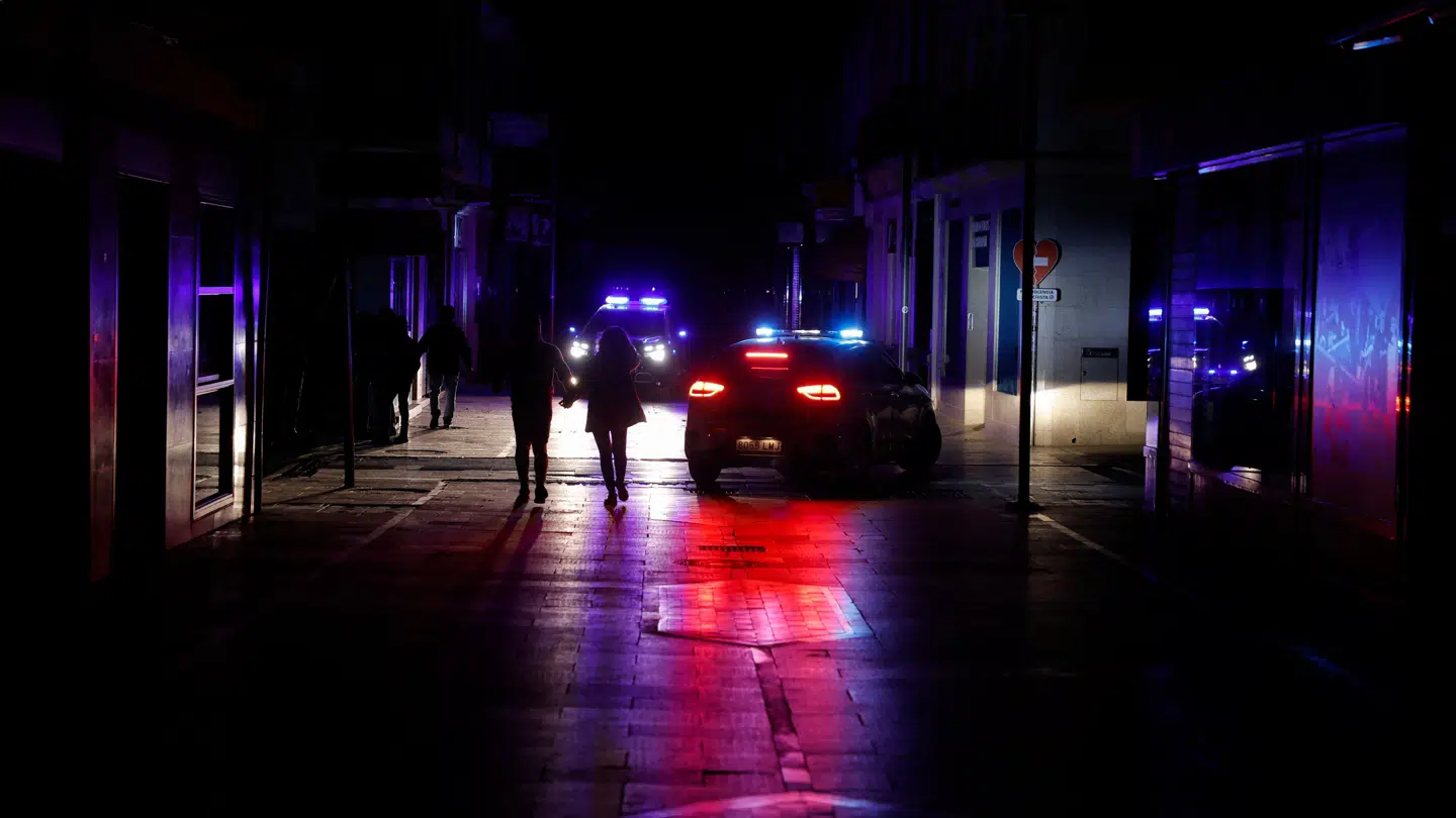 Folk ses her gå på en mørklagt gade i Ronda i Spanien mandag.