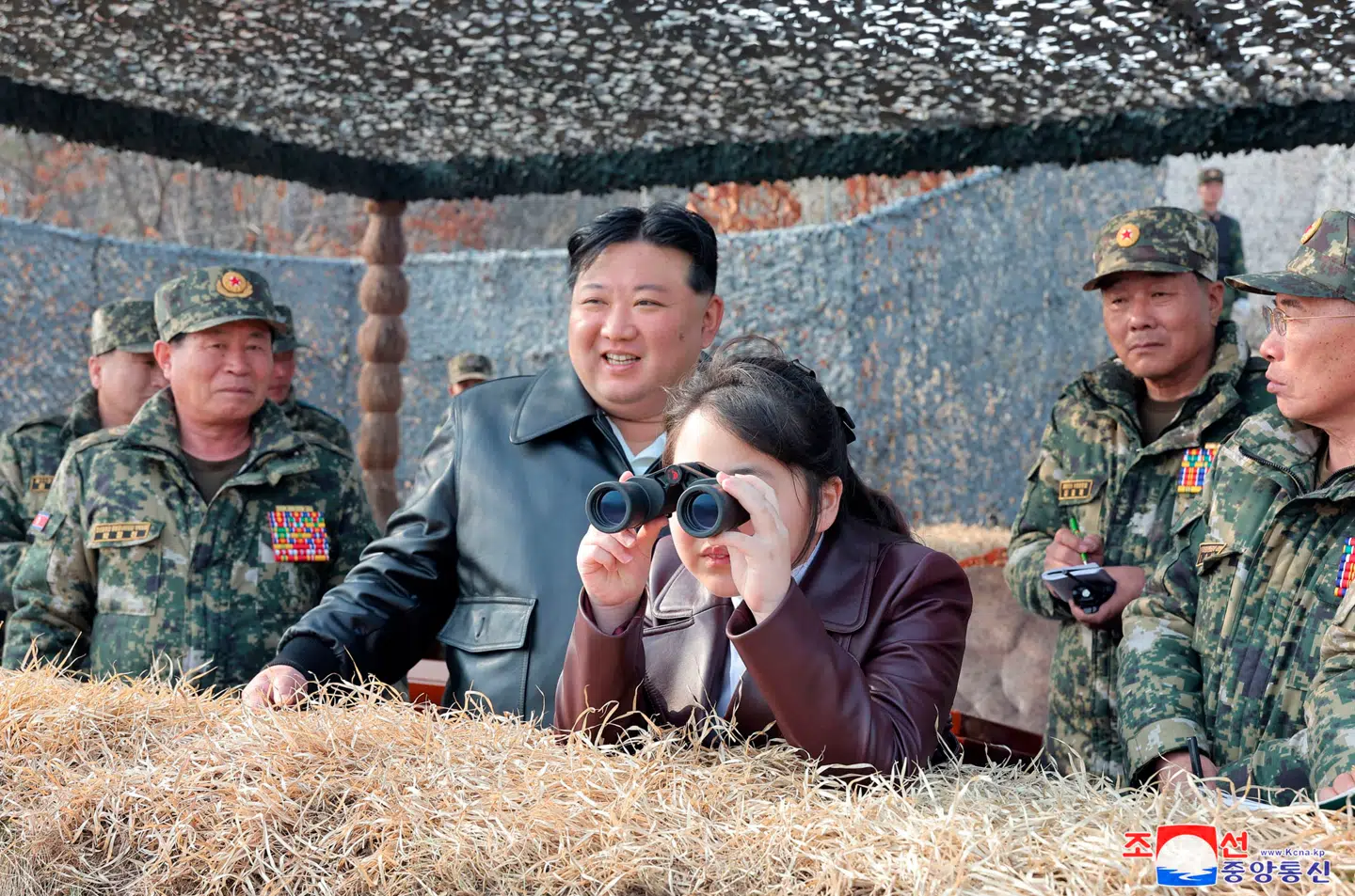 Her ses Kim Ju-ae med sin far, Kim Jong-un, i marts 2024 under en militærøvelse.