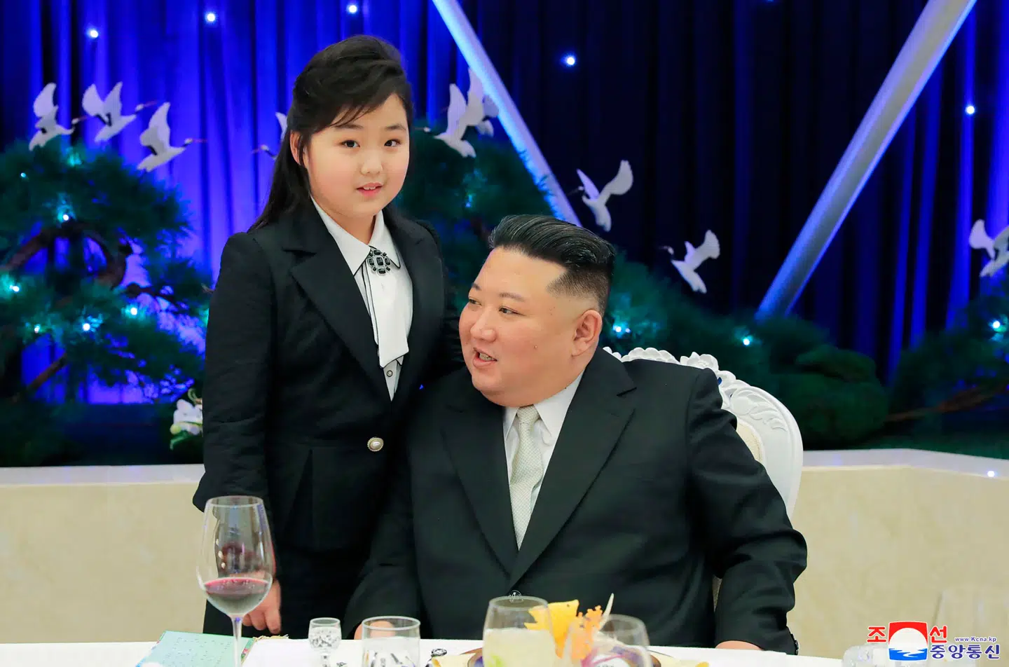 Her ses et billede af far og datter i februar 2023. Billedet er udsendt af Korean Central News Agency (KCNA) den 8. februar 2023.