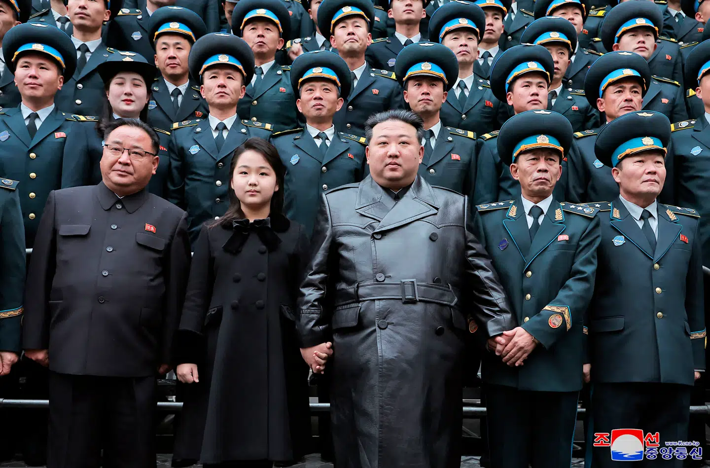 Dette billede, som skal være taget i november 2023, ser man Nordkoreas leder, Kim Jong-un, sammen med sin datter, Kim Ju-ae, mens de poserer med forskere, der skal have bidraget til opsendelsen af en rekognosceringssatellit.