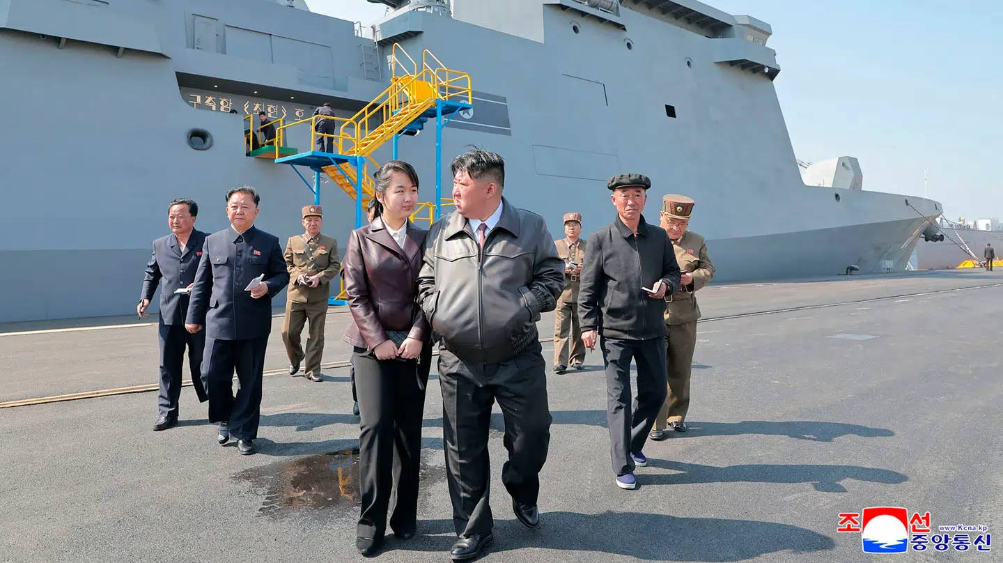 På dette billede, som Nordkoreas officielle Korean Central News Agency (KCNA) har udsendt via KNS den 30. april ses Kim Jong-un sammen med sin datter, Kim Ju-ae overvære prøveaffyringen af et våbensystem fra Nordkoreas nyeste destroyer, 'Choe Hyon', under to dages test den 28.–29. april.