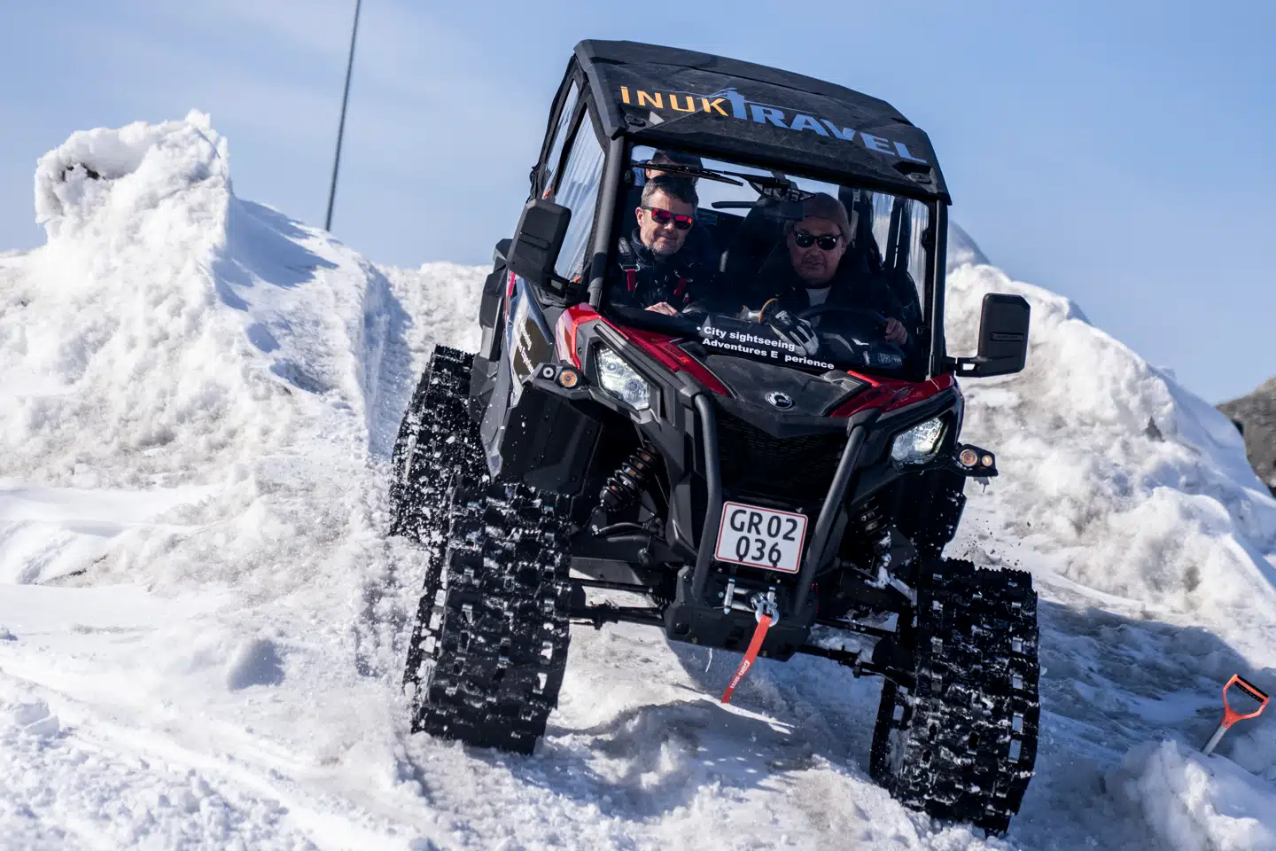 Kong Frederik tog på tur i en UTV til fjeldene i Nuuks bagland tirsdag.