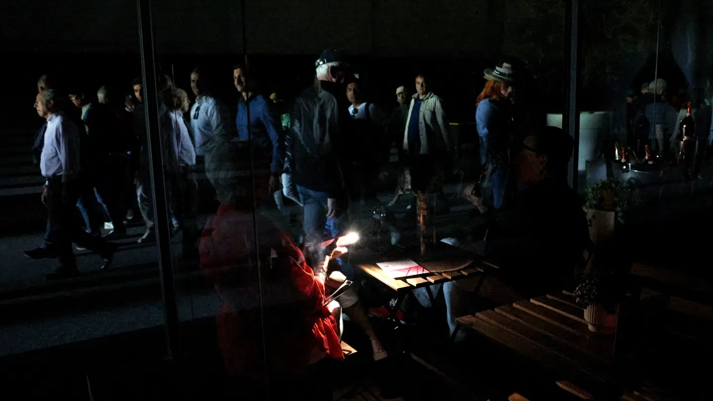 Gaderne i Spanien var fuldstændigt mørklaghte mandag aften. I Madrid måtte tenniskampene under Madrid Open aflyses på grund af strømnedbruddet.