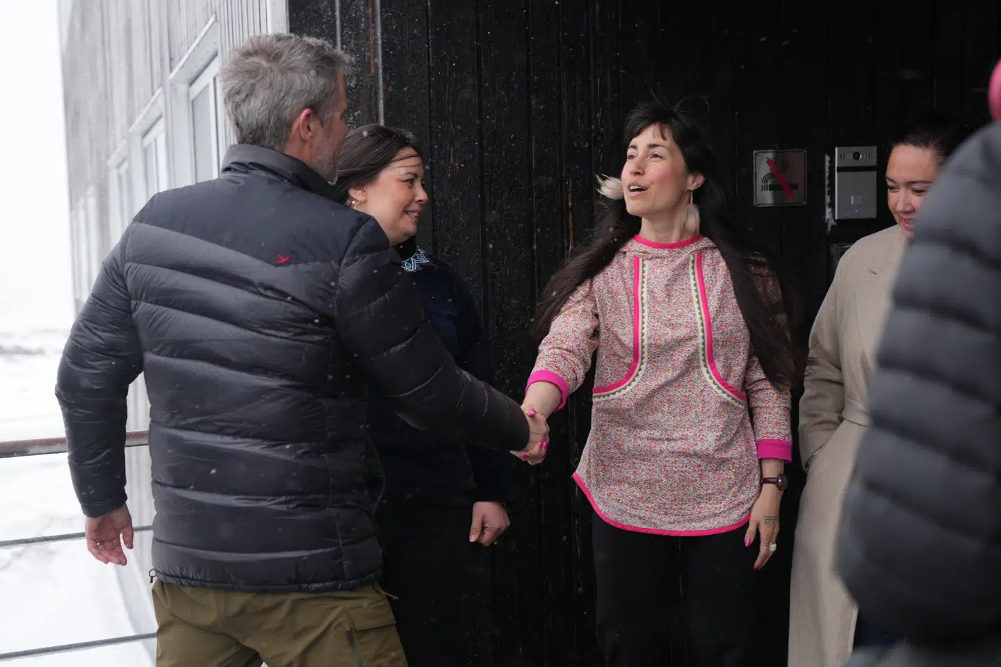 Kong Frederik X besøger universitetet Ilimmarfik i Nuuk onsdag. Aviaja Lyberth Hauptmann, som er afdelingsleder på SILA, tager imod kongen, der indenfor blev budt på rypesnaps.