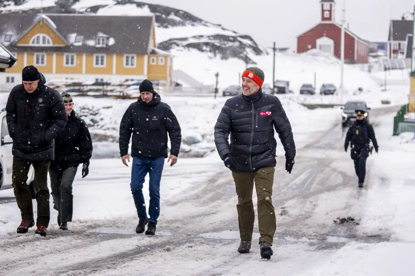 Kong Frederik ankommer til frokost hos Kim Kielsen, som er formand for Grønlands parlament.