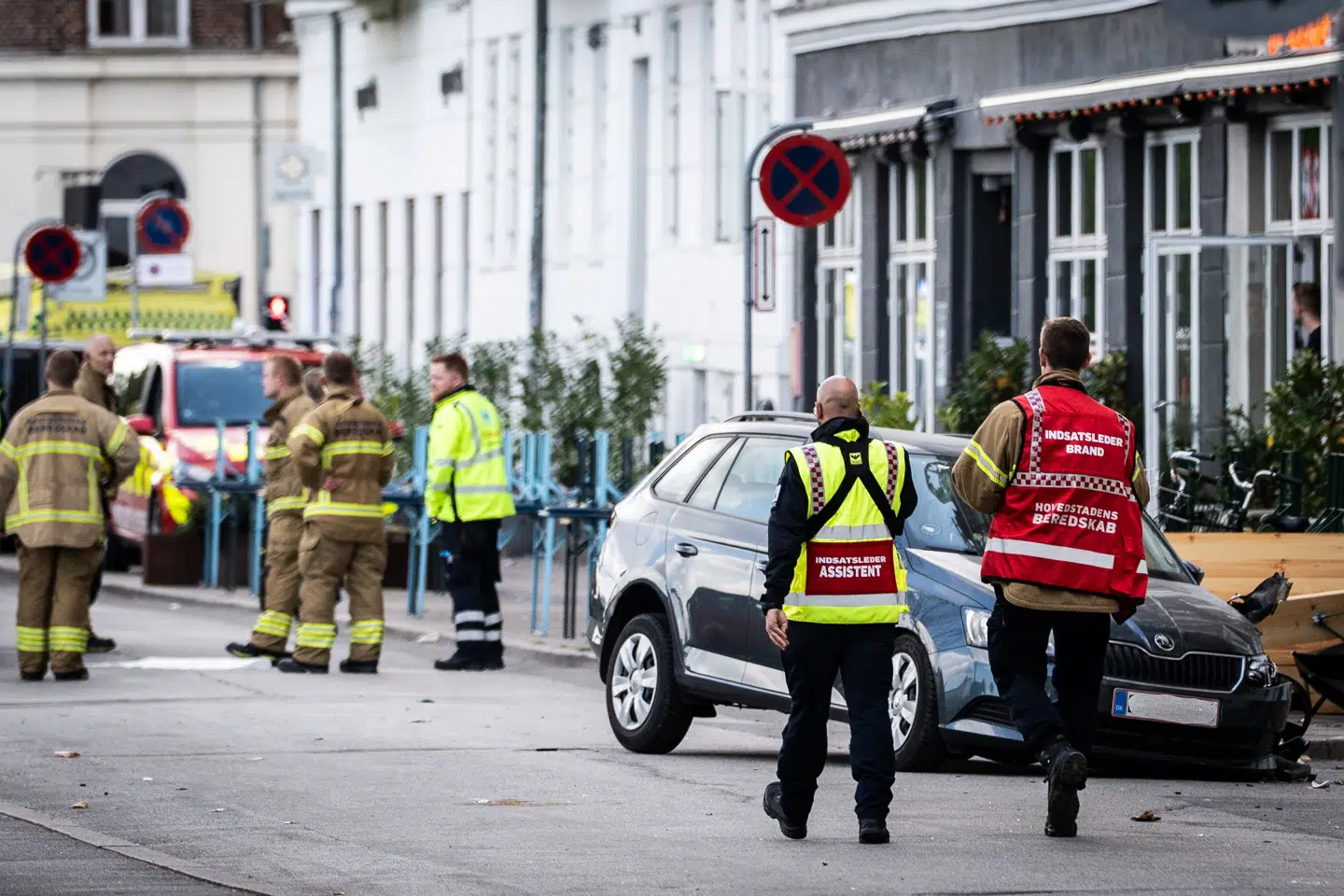 Politiet oplyste onsdag, at ulykken skyldes, at en ældre mand mistede herredømmet over sin bil.