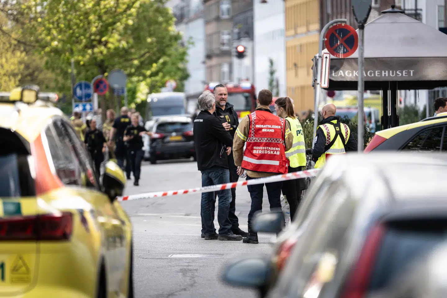 Massevis af politi og redningsfolk arbejdede på stedet onsdag.