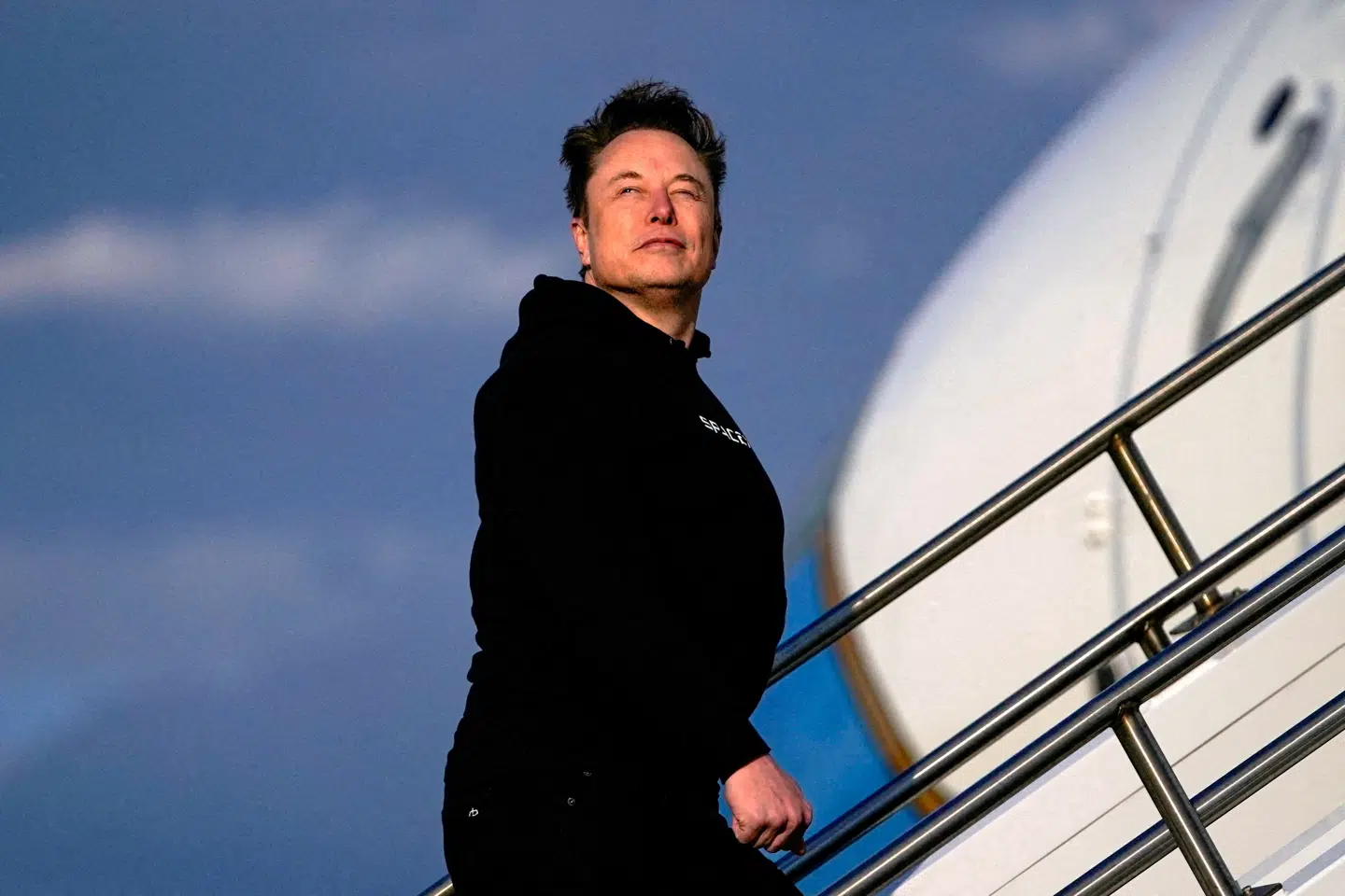Elon Musk ses her stige ombord på Air Force One den 22. marts.