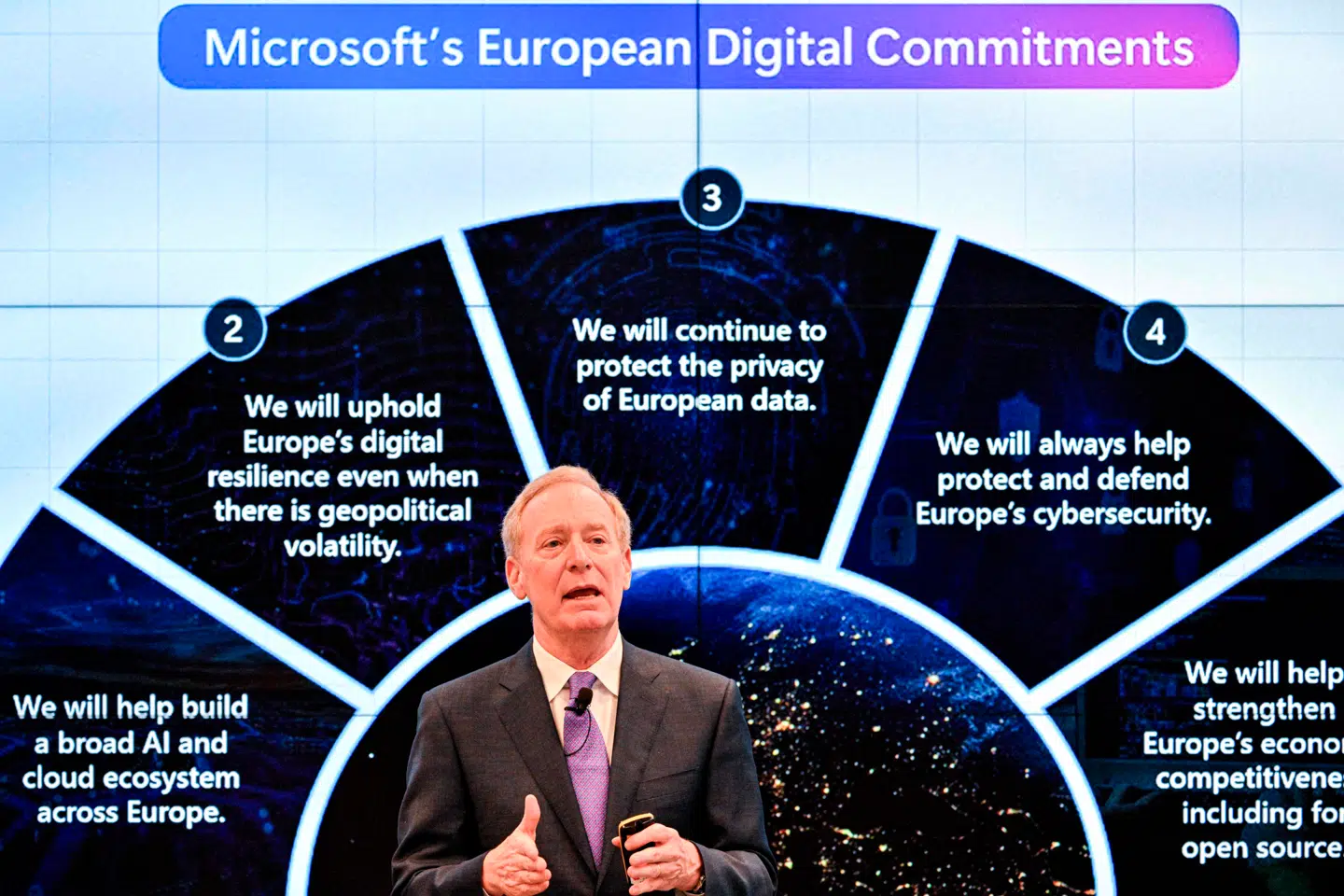 Microsofts bestyrelsesformand, Brad Smith, slog i Bruxelles onsdag fast, at den amerikanske softwaregigant ikke agter at lægge sig fladt ned, hvis Donald Trump skulle beordre Microsoft til at spærre for europæeres data.