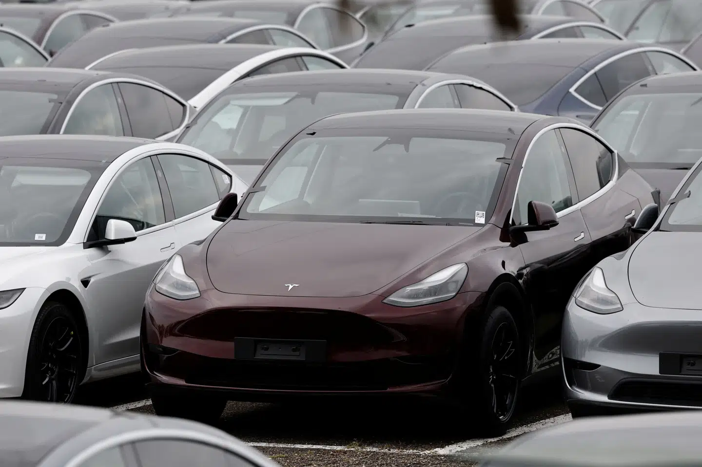 Der bliver solgt færre elbiler af mærket Tesla. Mens Teslas Model Y var den mest populære personbil i 2024, fremgår den slet ikke på listen over de ti mest populære personbiler i april 2025. (Arkivfoto).