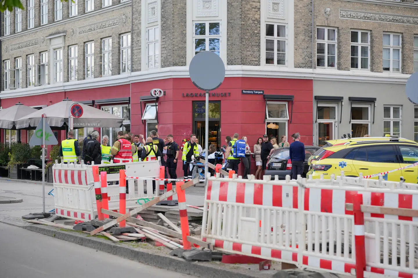 12 personer kom til skade, da en bil onsdag eftermiddag kørte ind i en menneskemængde i nærheden af Dronning Louises Bro i København.