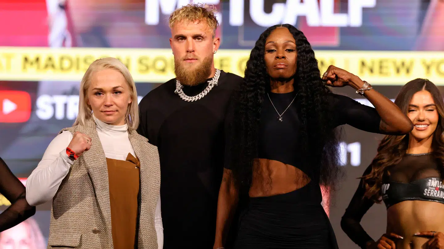 Dina Thorslund skal møde Shurretta Metcalf i New York. I baggrunden står superstjernen Jake Paul.