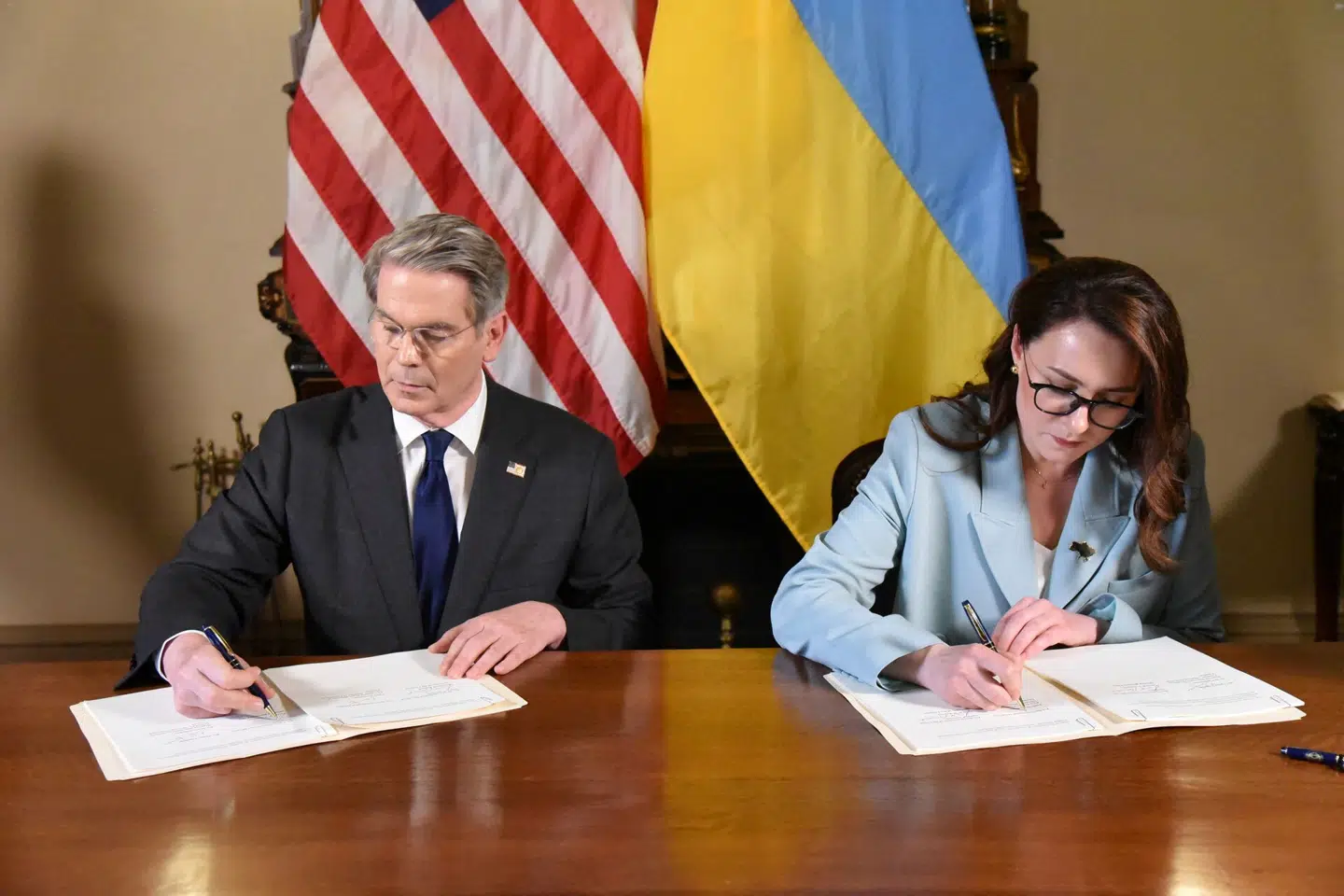 USAs finansminister Scott Bessent og Ukraines økonomiminister Yulia Svyrydenko underskriver aftalen i Washington, D.C. i går. Foto: Pool, Scanpix