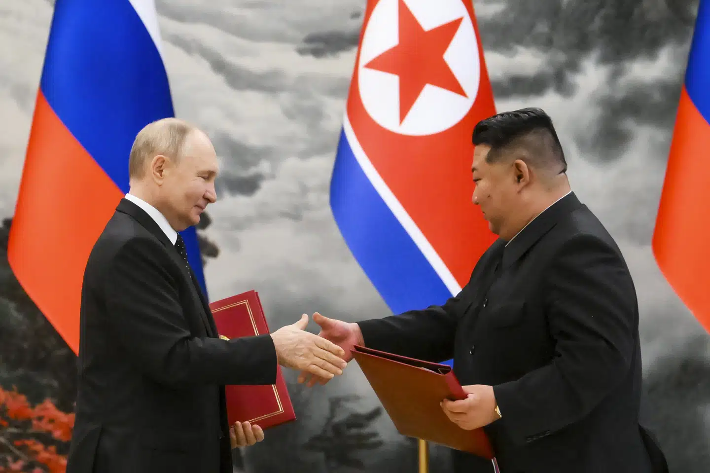 Rusland, som er ledet af præsident Vladimir Putin, bygger en ny bro sammen med Nordkorea, hvis øverste leder er Kim Jong-Un. (Arkivfoto).