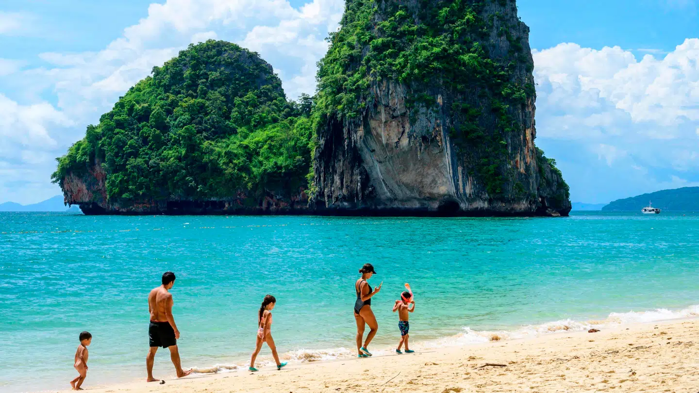 Her ses en strand på Thailand, der er et af de fjerne steder, flere danskere end normalt har valgt som sted at rejse på sommerferie.