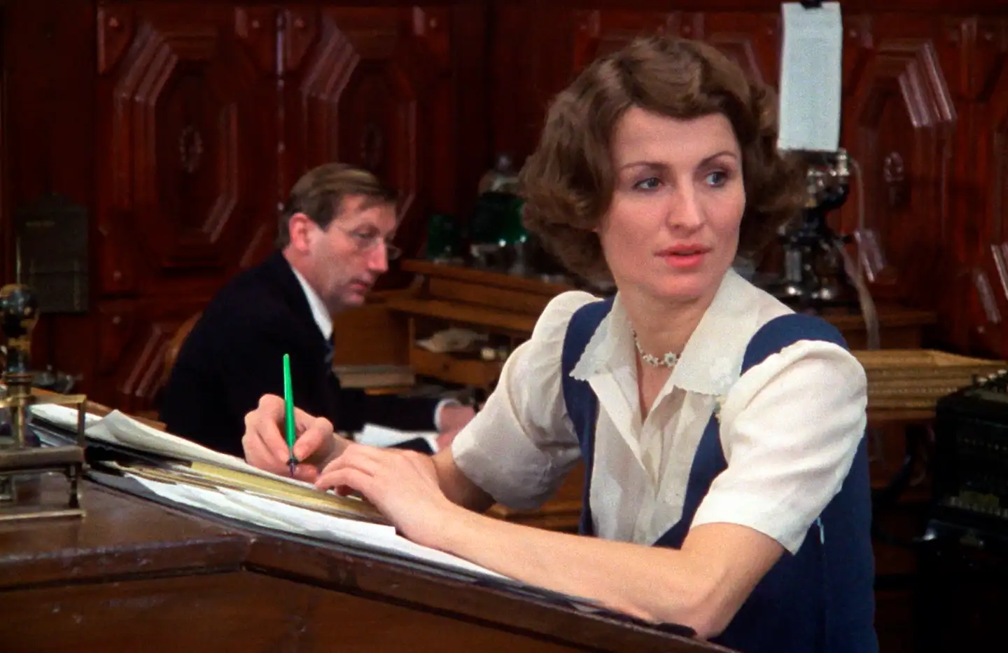 Hans Christian Varnæs forelsker sig i bankassistenten Ulla og gør hende gravid.