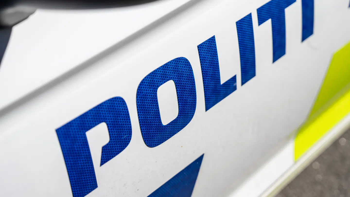 Politiet anser den bortrejste kvinde for at være et så vigtigt vidne i voldtægtssagen mod en politikers søn, at retssagen er blevet sat på pause, indtil vidnet er kommet hjem fra en ferietur til Australien.