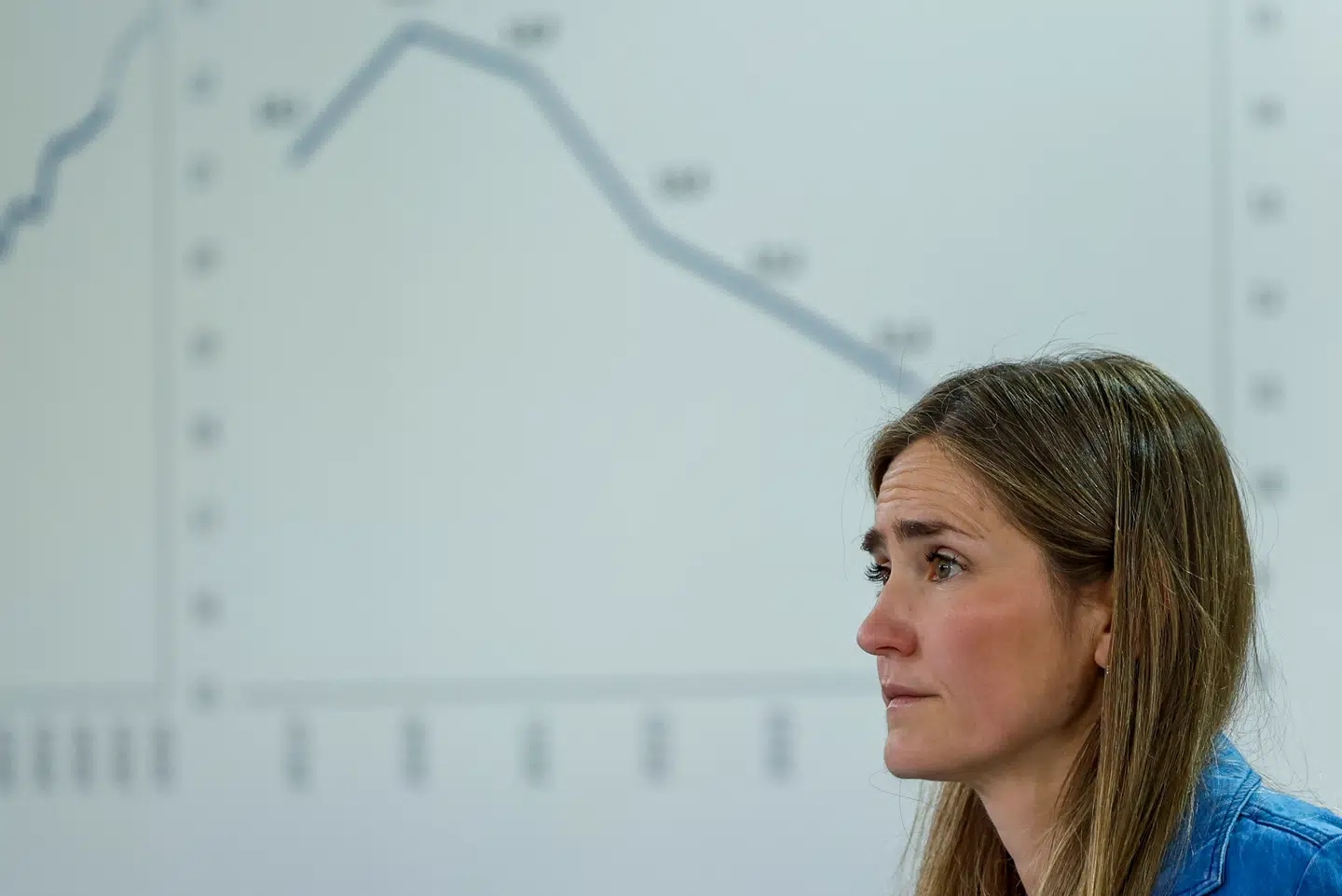 Sara Aagesen er ikke blot minister for grøn omstilling, men også nummer fire i den spanske regerings hierarki som en af premierminister Pedro Sánchez' tre løjtnanter. Her er hun fotograferet under et af de velbesøgte pressemøder, som den diskrete kemiingeniør nu skal vænne sig til.