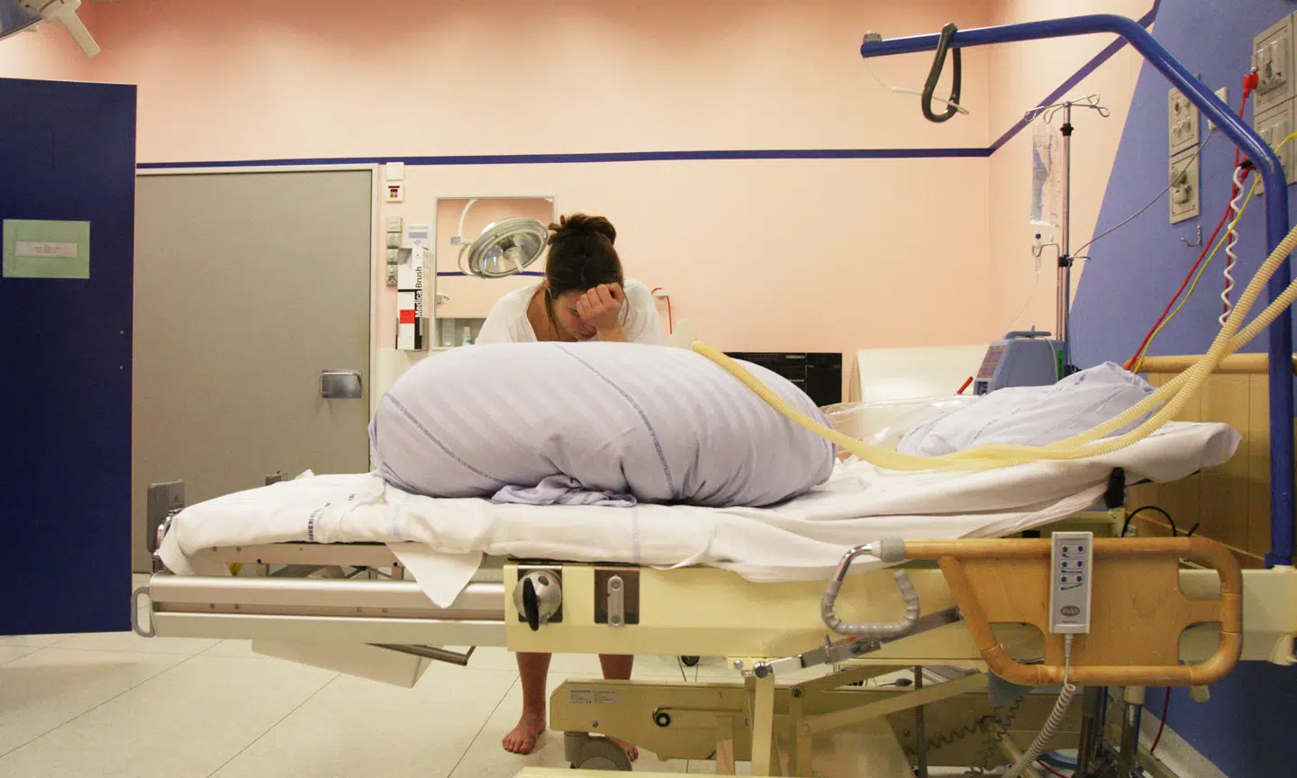 Fødeafdelingen på blandt andet Hvidovre Hospital er blevet alt for stor, og både fødende og jordemødre vil hellere være på mindre afdelinger. Det bidrager nu til, at der tages skridt til at etablere endnu en fødeafdeling i København.