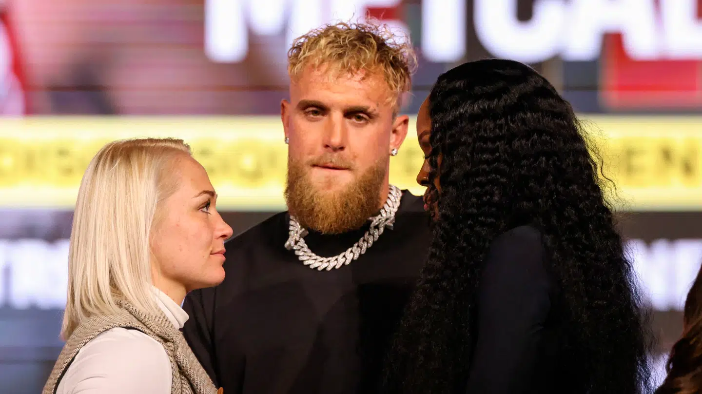 Dina Thorslund (tv.) har skrevet kontrakt med Jake Pauls promotorvirksomhed.