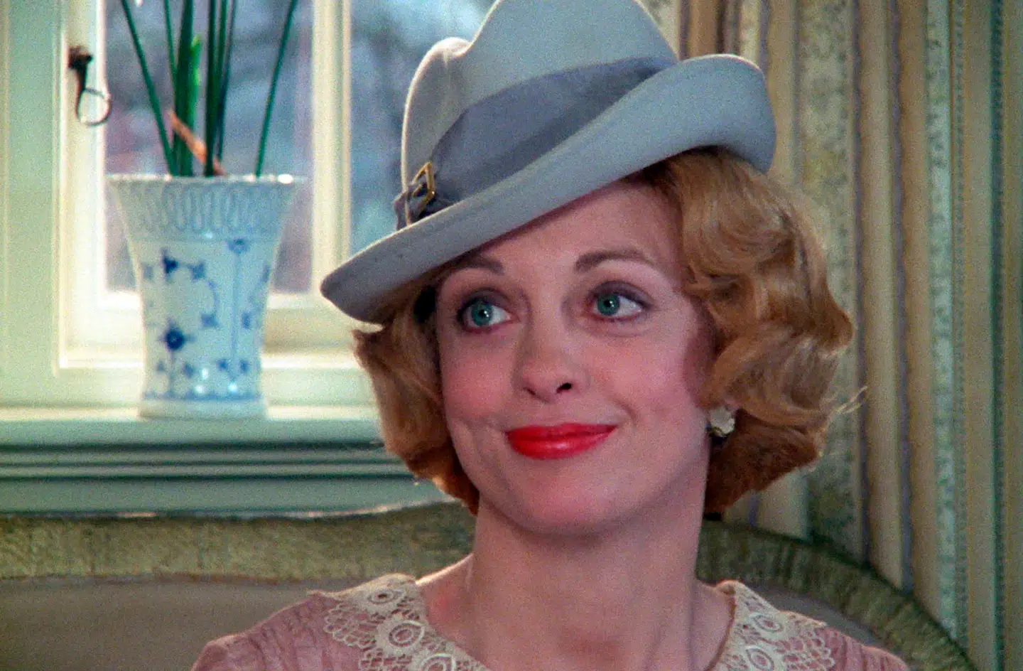 Selv den usikre Maude træder i karakter, da jøden Hr. Stein skal fragtes til Sverige. I virkeligheden samarbejderne danskerne i stor stil med nazisterne, skriver Bent Blüdnikow.