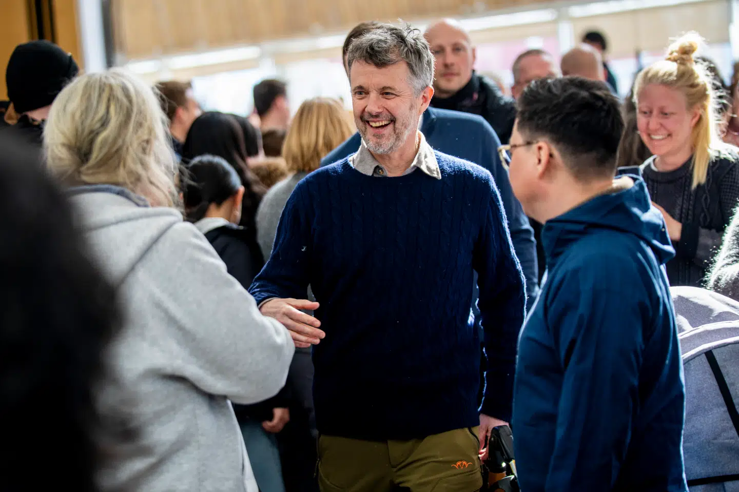Kong Frederik X ved en kaffemik i kulturhuset Katuaq i Nuuk tirsdag, hvor flere hundrede var mødt op.