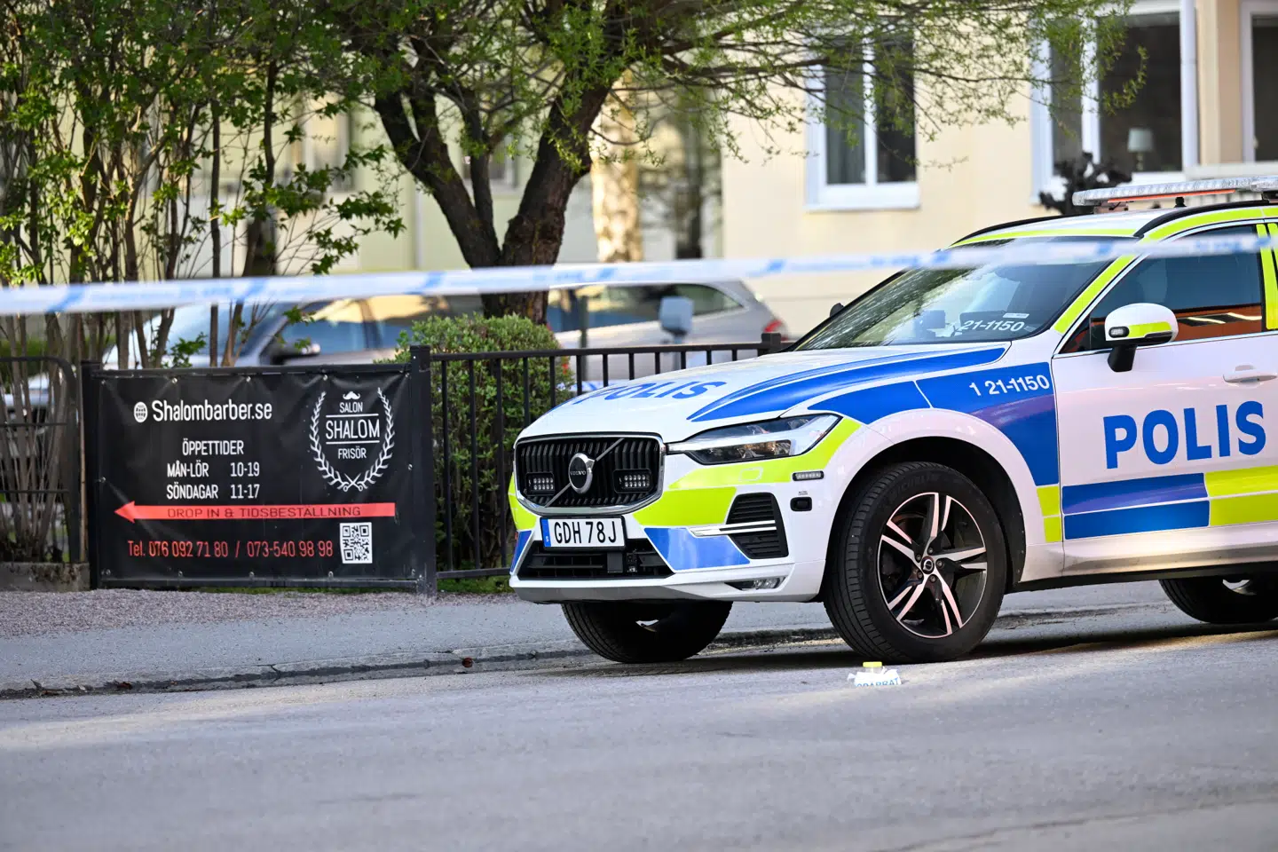 Det tredobbelte drab skete inden for på en frisørsalon i Uppsala. Politiet mistænker en lokal dreng af somalisk-svensk oprindelse for drabene.