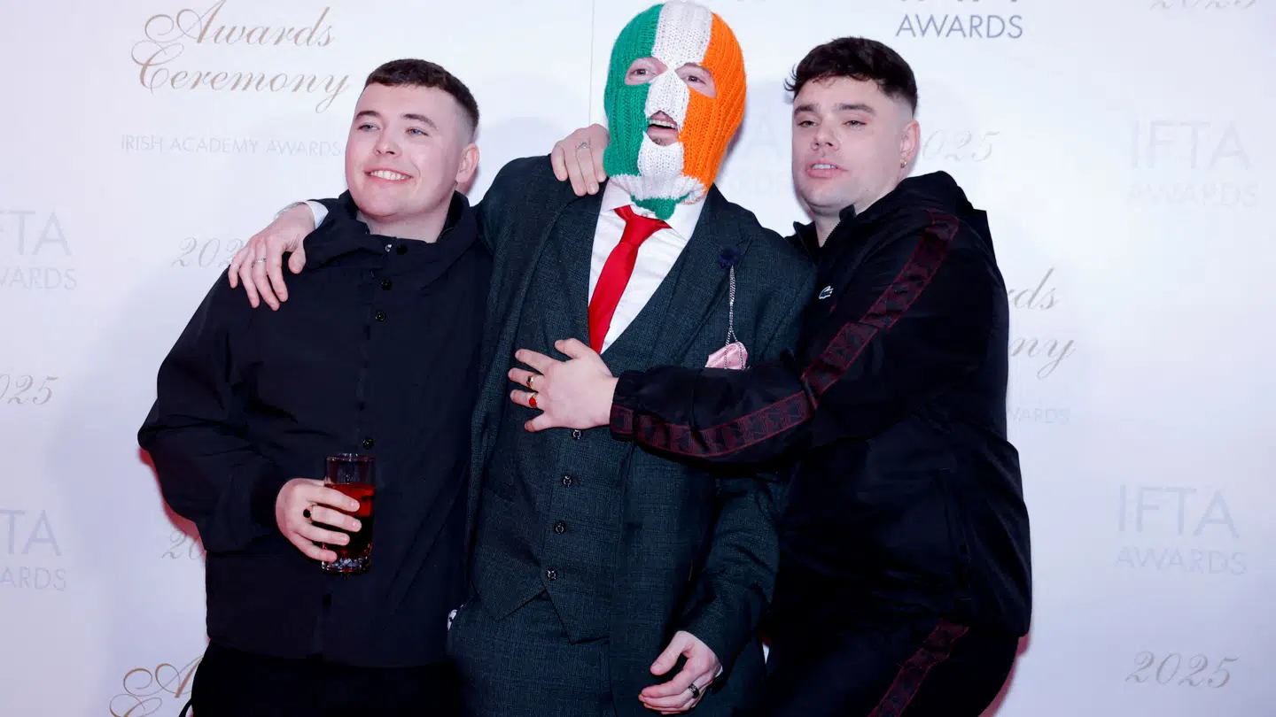 Kneecap poserede på den røde løber ved årets uddeling af priser til irsk film og tv i Dublin i februar.