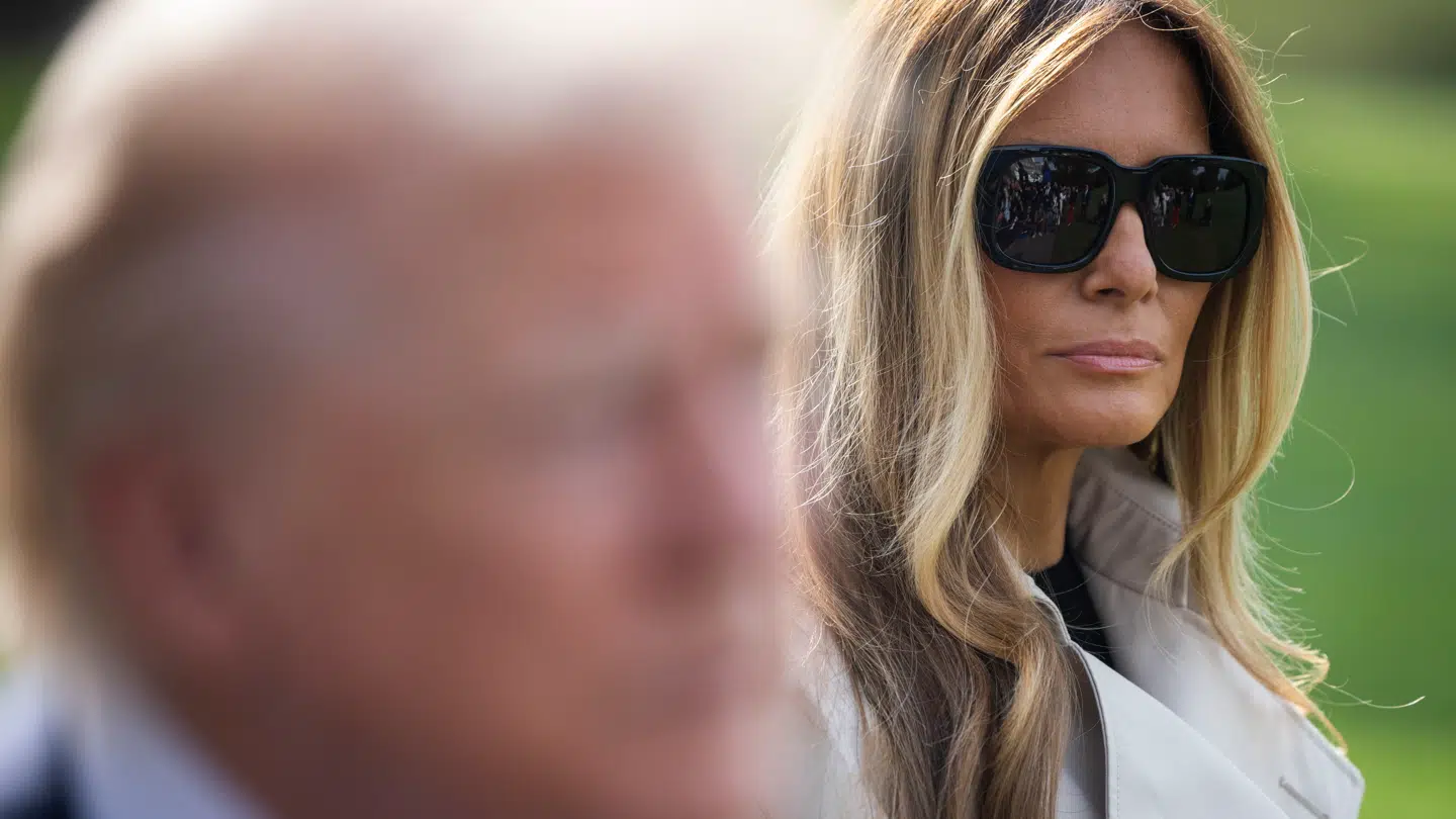 Her ses førstedame Melania Trump stå i baggrunden for sin mand, præsident Donald Trump, den 25. april.