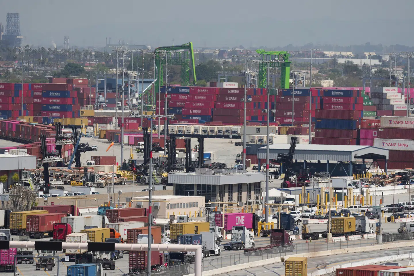 På havnen i Los Angeles venter stakke af containere på at blive lastet.