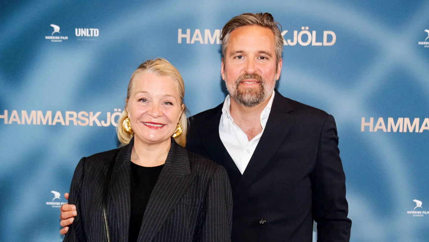 Sidste år var alt endnu fryd og gammel mellem Signe Lindkvist og Mads Ulrick Holmstrup, da tv-værten og den fire år yngre direktør ankom til gallapremiere på filmen Hammarskjöld i Imperial i København, onsdag den 10. april 2024.