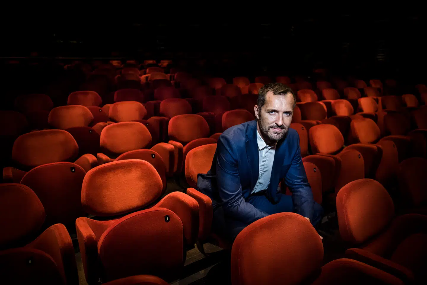 Revyen formåede under Besættelsen på sin egen sidelæns måde at udtrykke de følelser, der ulmede i danskerne – de danskere, der alle forstod en halvkvædet vise, skriver Jakob Steen Olsen.