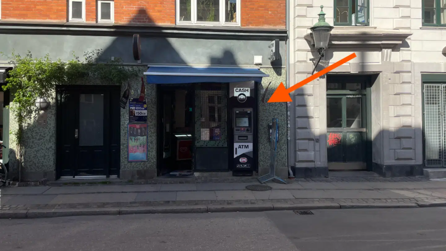 Her ses den omtalte hæveautomat på Sankt Annæ Gade ved siden af Café Wilders.