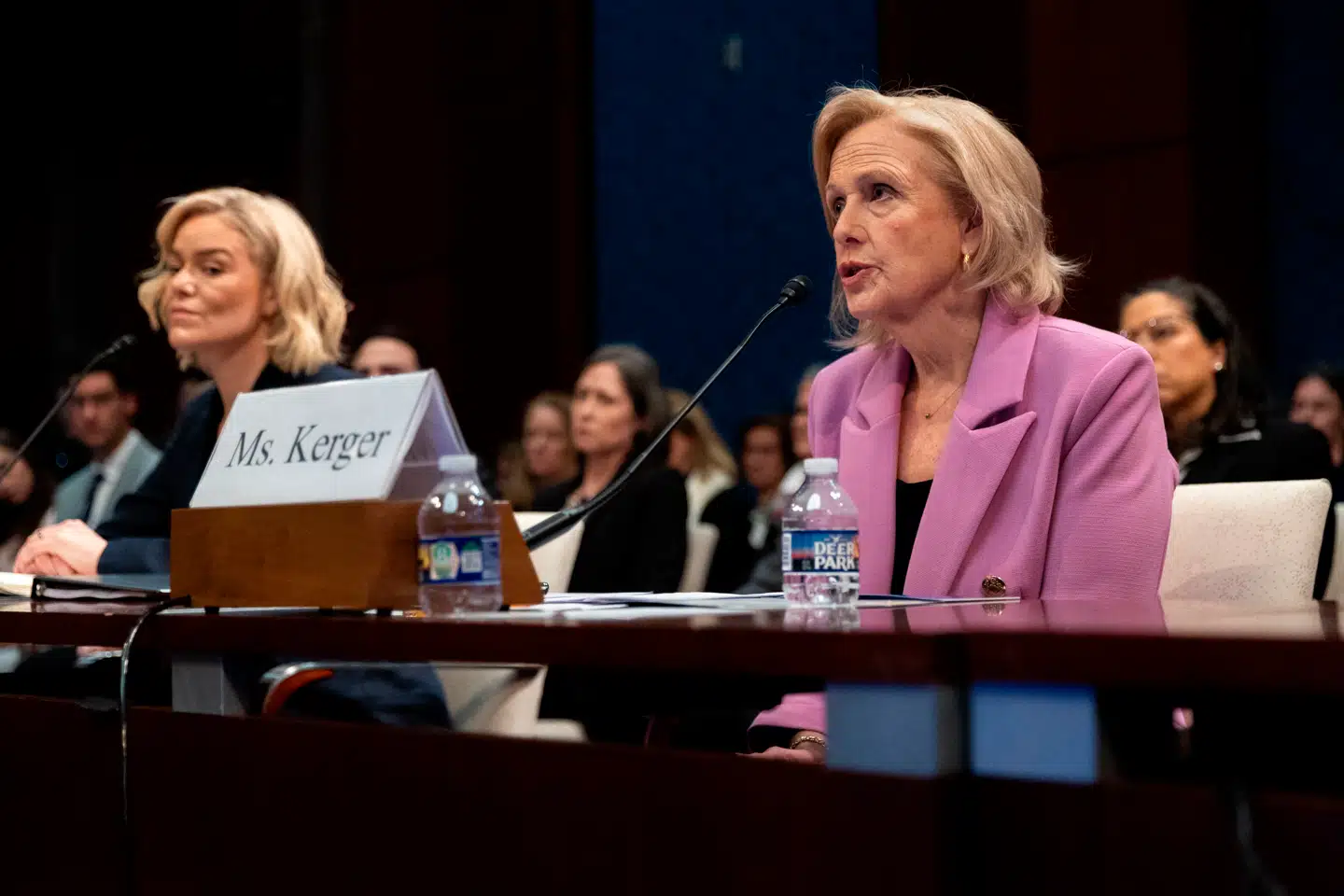 De administrerende direktører for henholdsvis PBS og NPR, Paula Kerger (th.) og Katherine Maher (tv.), blev i marts udspurgt i Kongressen om den angivelige partiskhed i deres nyhedsdækning.