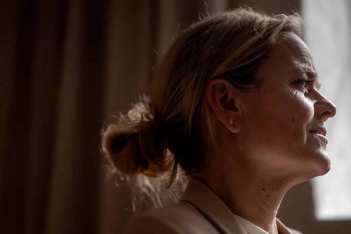 Det kan være grænseoverskridende og ubehageligt at afbryde, når den anden er i gang med en lang og trættende talestrøm. Men det kan være helt nødvendigt, fortæller psykoterapeut Maria Holkenfeldt Behrendt. Nu fortæller hun, hvordan du gør.