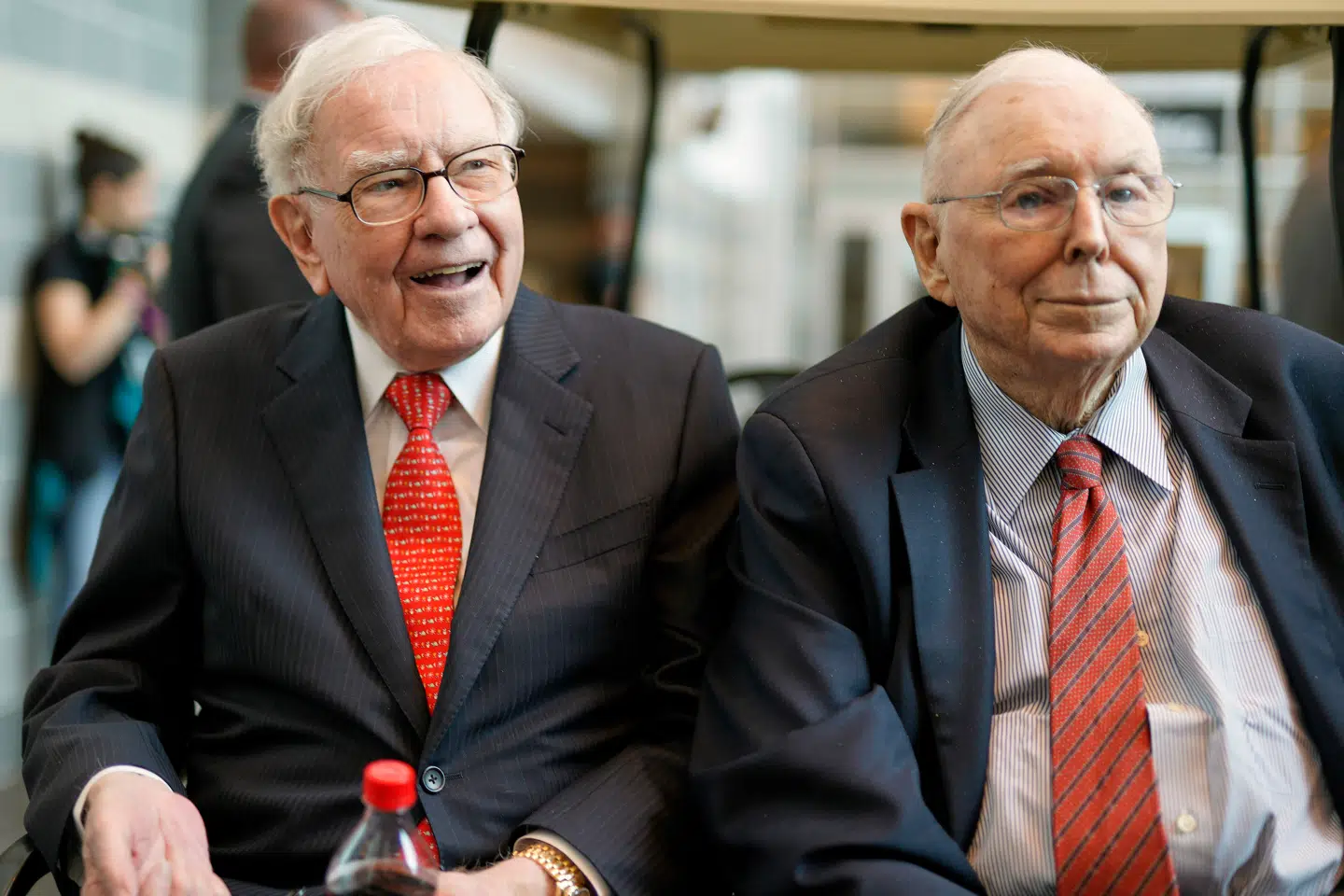 Her ses Warren Buffett (t.v.) sammen med nu afdøde Charlie Munger