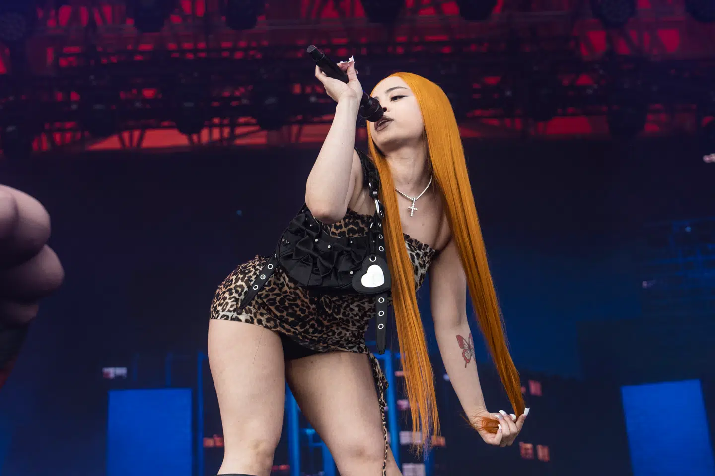 Ice Spice performer på Orange Scene på Roskilde Festival.