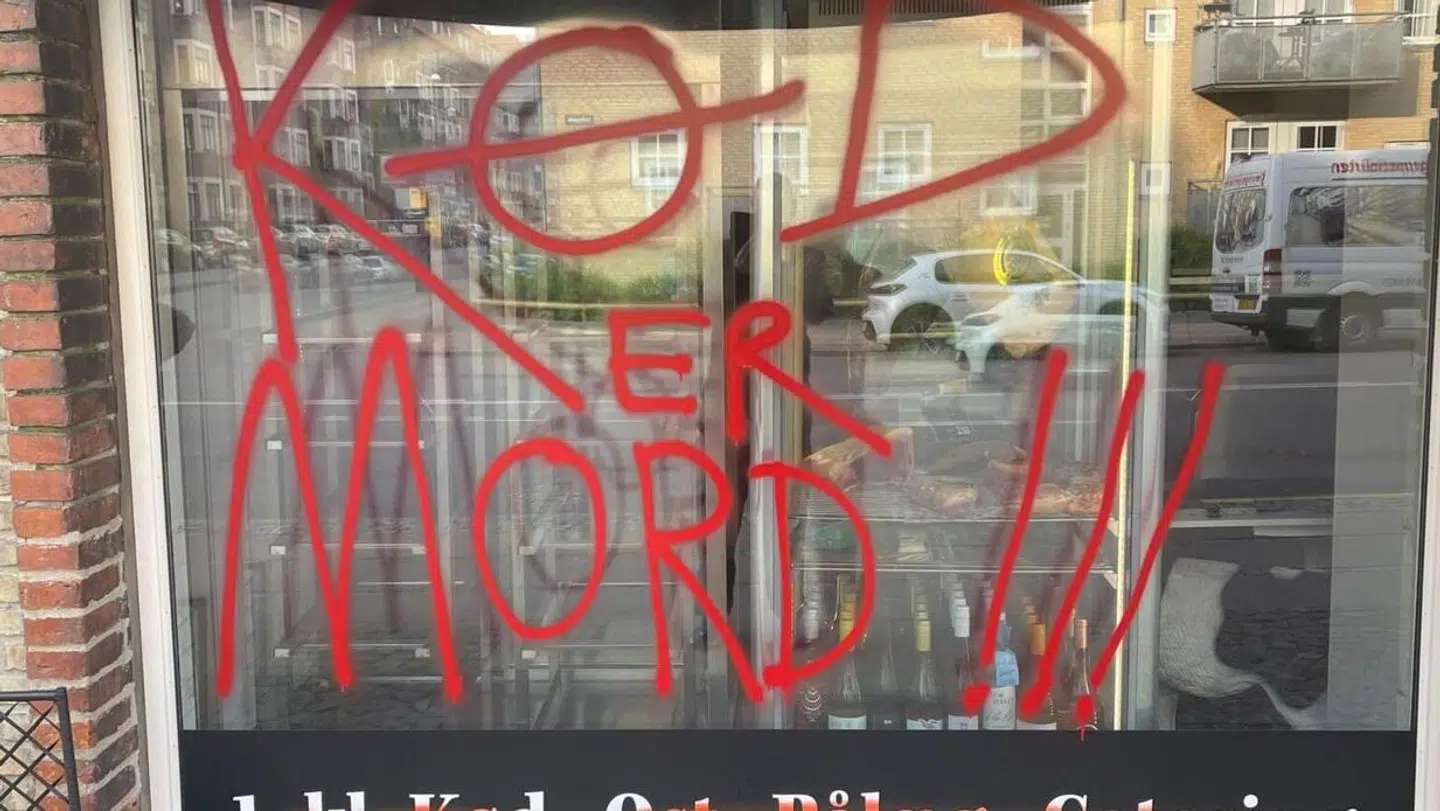 Her ses noget af den graffiti, som slagterbutikken, Slagterens Smørrebrød & Delikatesse på Islands Brygge, tidligere har været udsat for. Foto: Facebook/ Slagterens Smørrebrød og Delikatesse