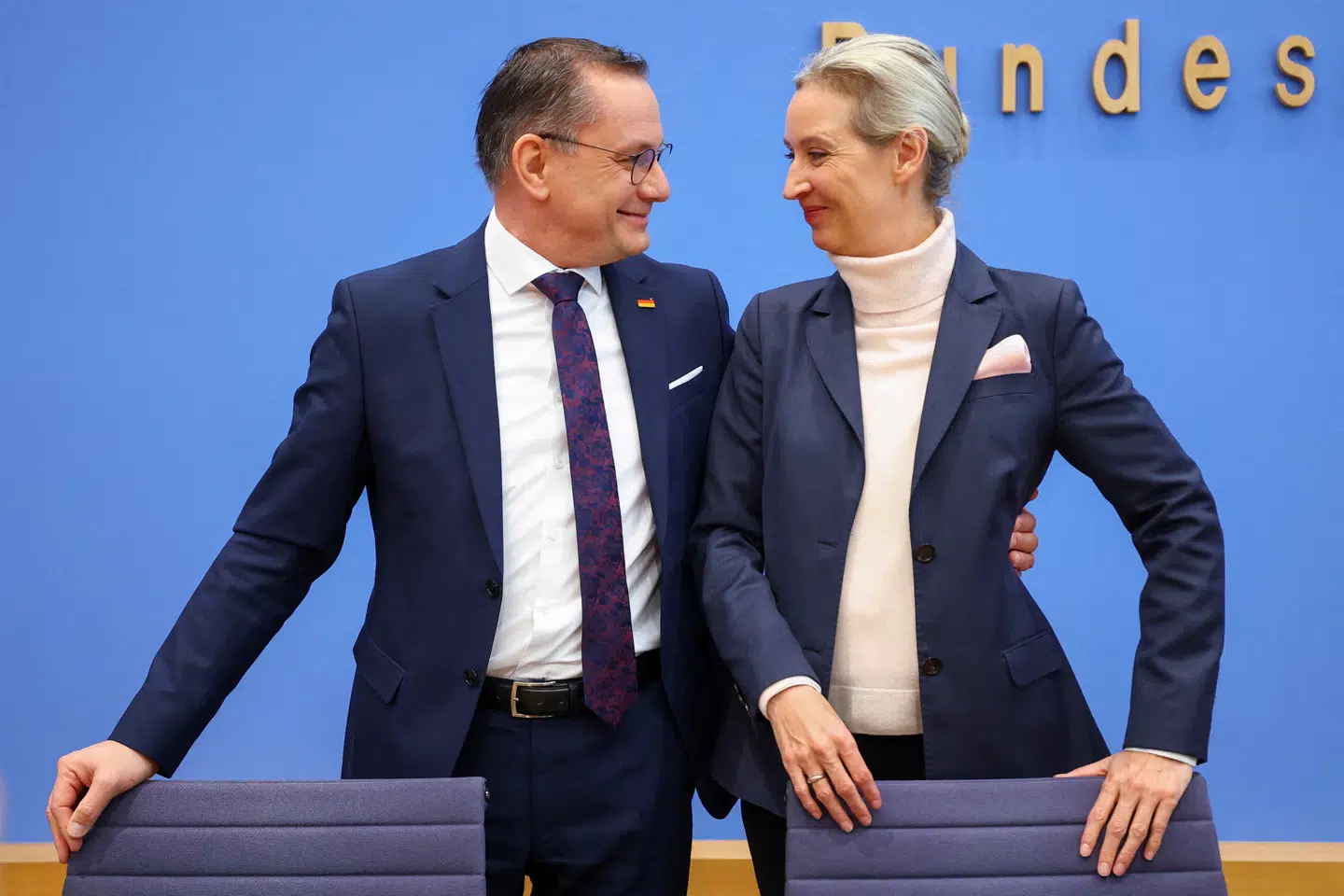 Tysklands etablerede partier har gang på gang demonstreret en manglende evne til at stække højrepartiet Alternative für Deutschland. Nu har den tyske efterretningstjeneste betegnet partiet som »højreekstremistisk«. På billedet smiler de to AfD-ledere Tino Chrupalla og Alice Weidel til hinanden under en pressekonference i Berlin i februar 2025.